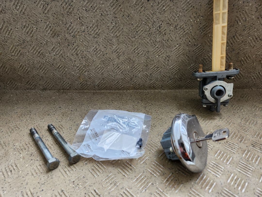 【SR400 500】　タンク、シート及び (おまけ付き)