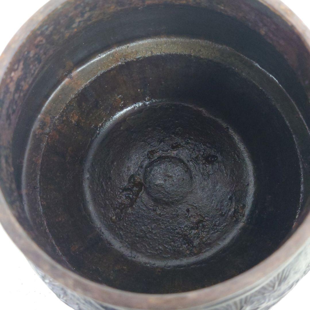 黒い鋳鉄製鉄瓶 花模様