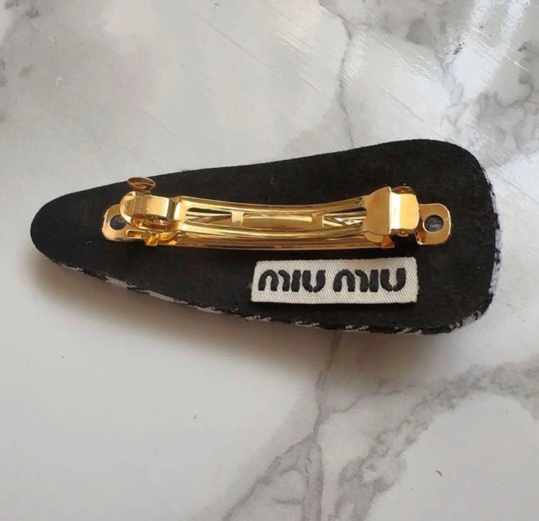 Miu Miu パテントレザーへアクリップ　チェック柄