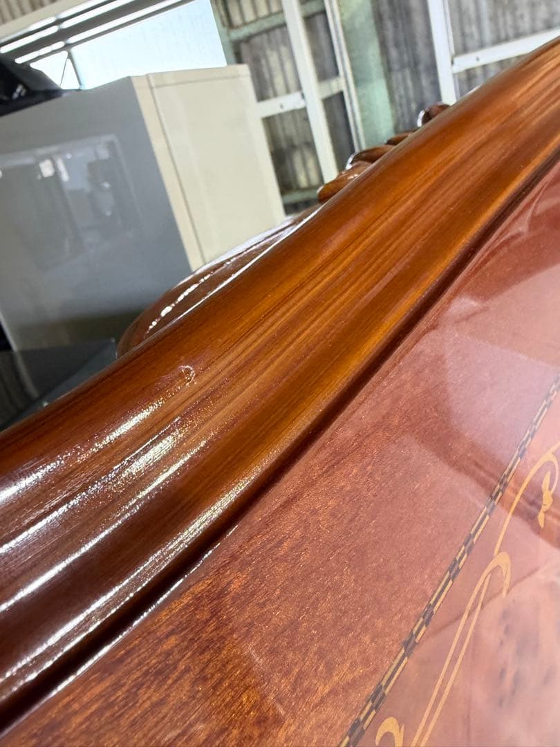 波形天板の木製テーブル