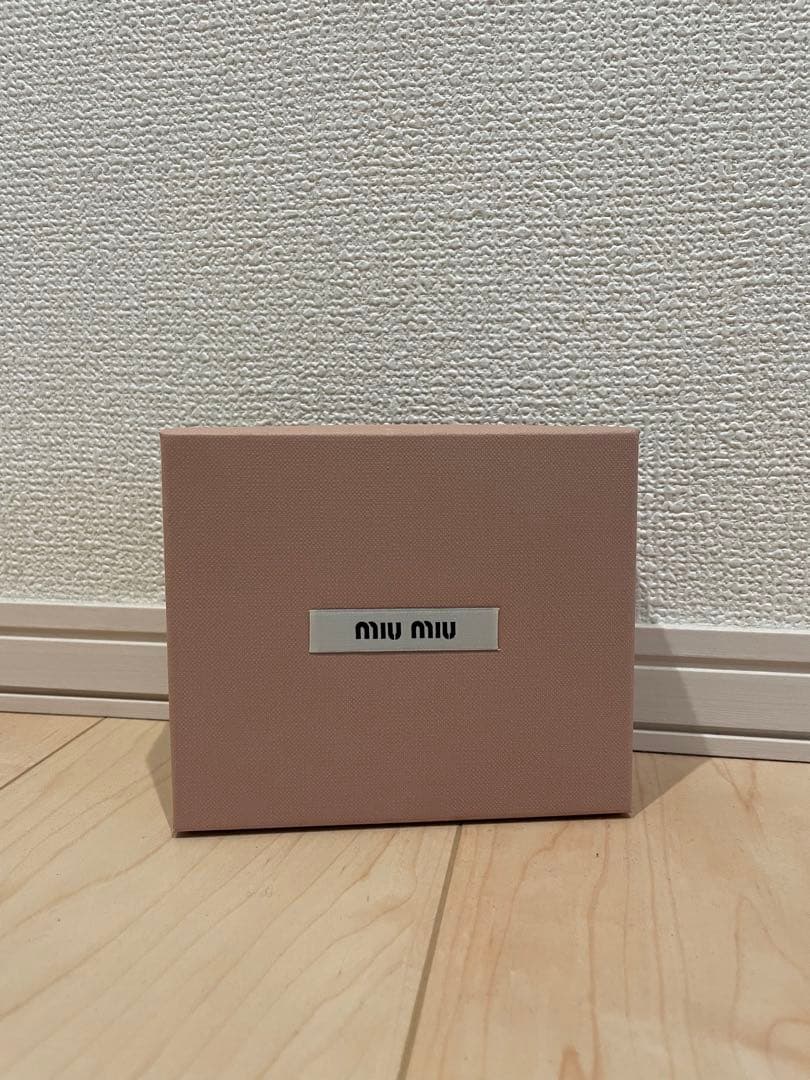 miumiu 二つ折り財布