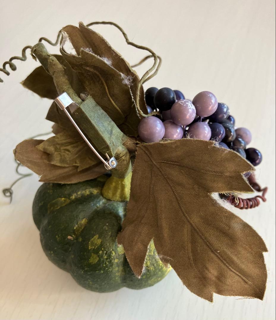 カネコイサオ 南瓜と葡萄のコサージュ