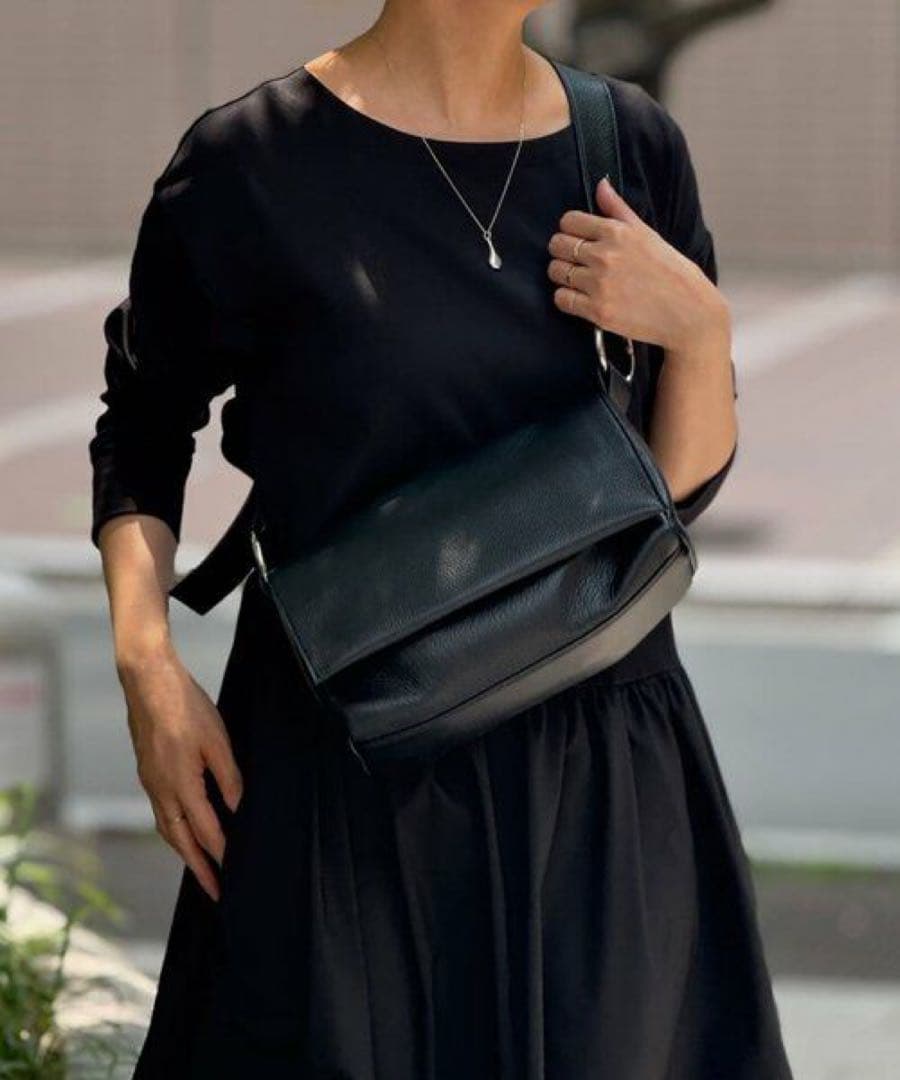 新品未使用　ビアズリー　レザーボディバッグ　ブラック　2025 今期