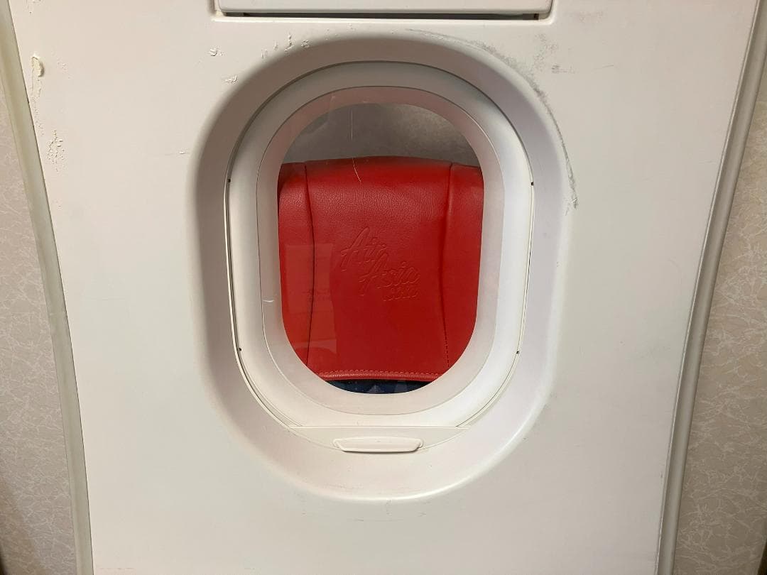 エアバスA320 AIRBUS 機内 客室 内装 壁 非常口 ウィンドウガラス