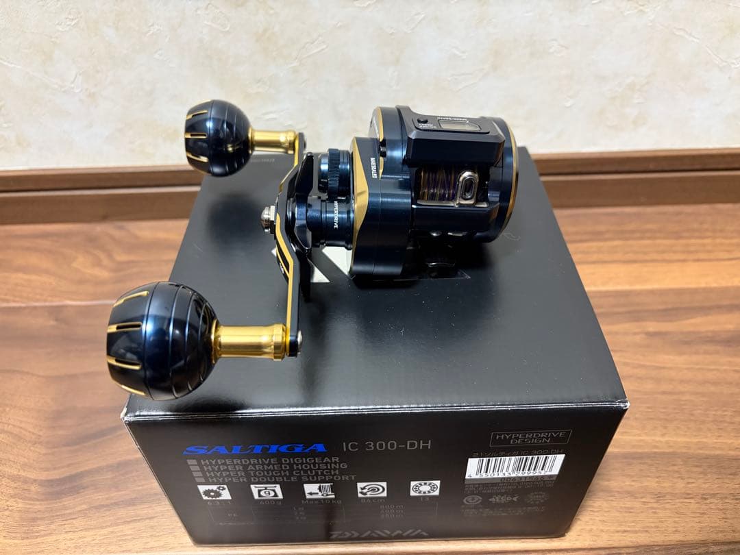 ダイワ ベイトリール ソルティガIC 300-DH(右)