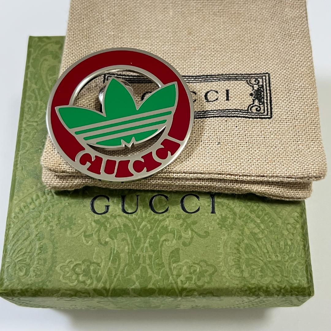 グッチ×アディダス　限定コラボ　トレフォイルロゴ　ピンバッジ
