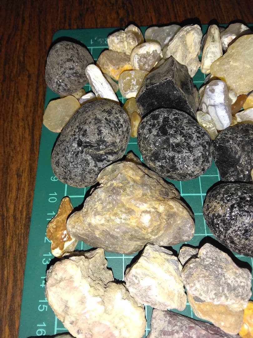 KARAKURI購入予定品　北海道産鉱物標本　鉱物　瑪瑙　稲倉石　原石