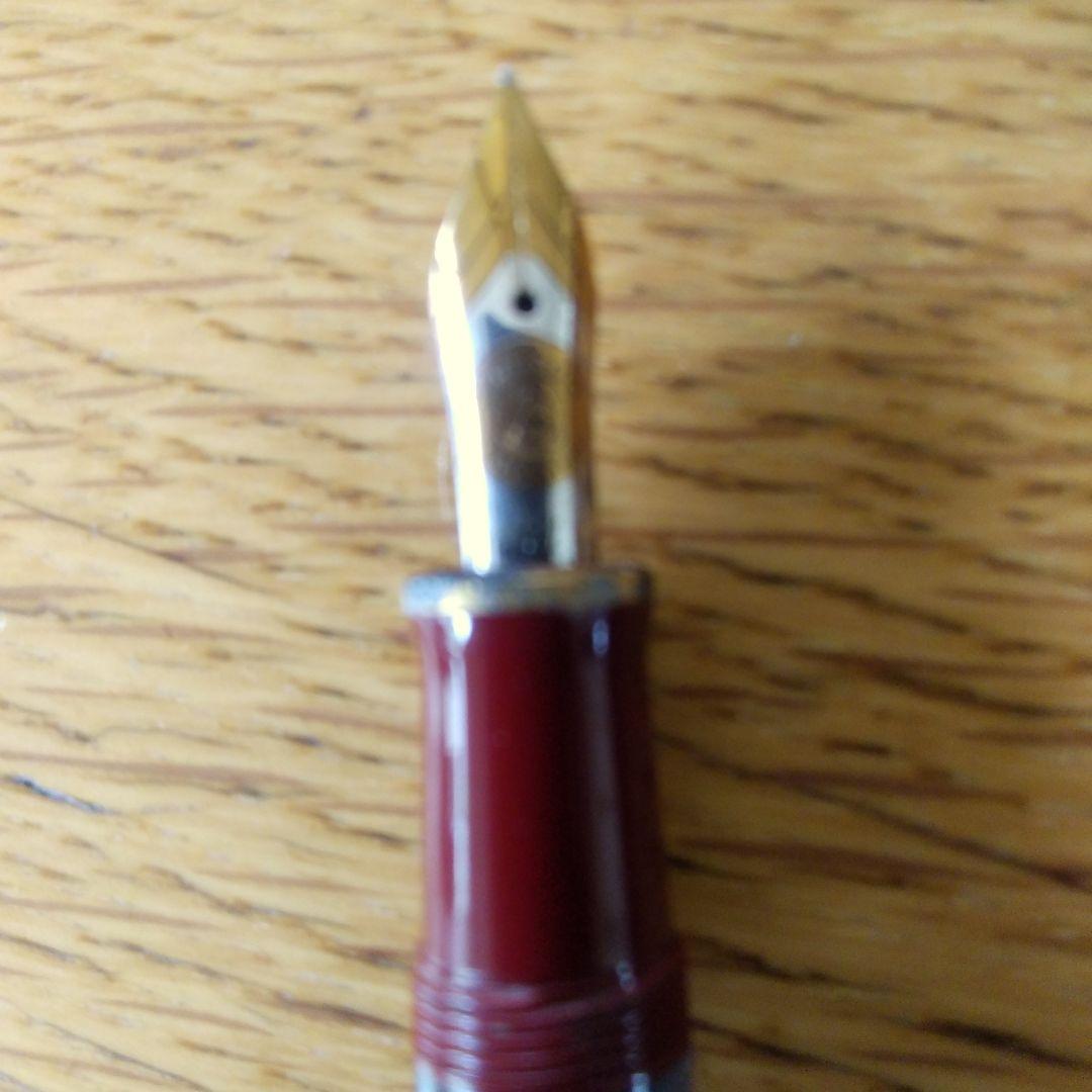 赤色の金属製万年筆