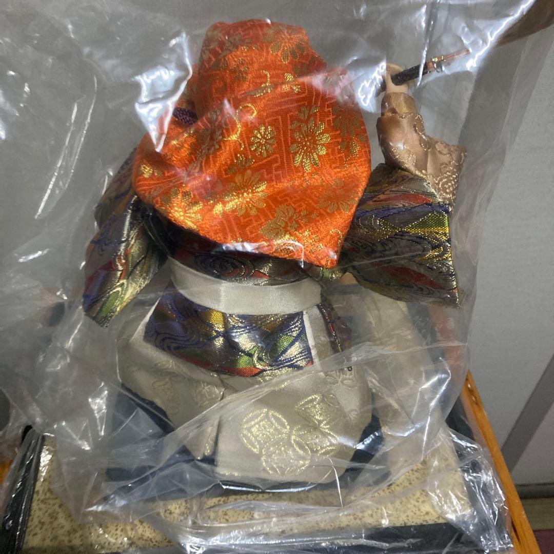 伝統的な日本人形 オレンジと金色