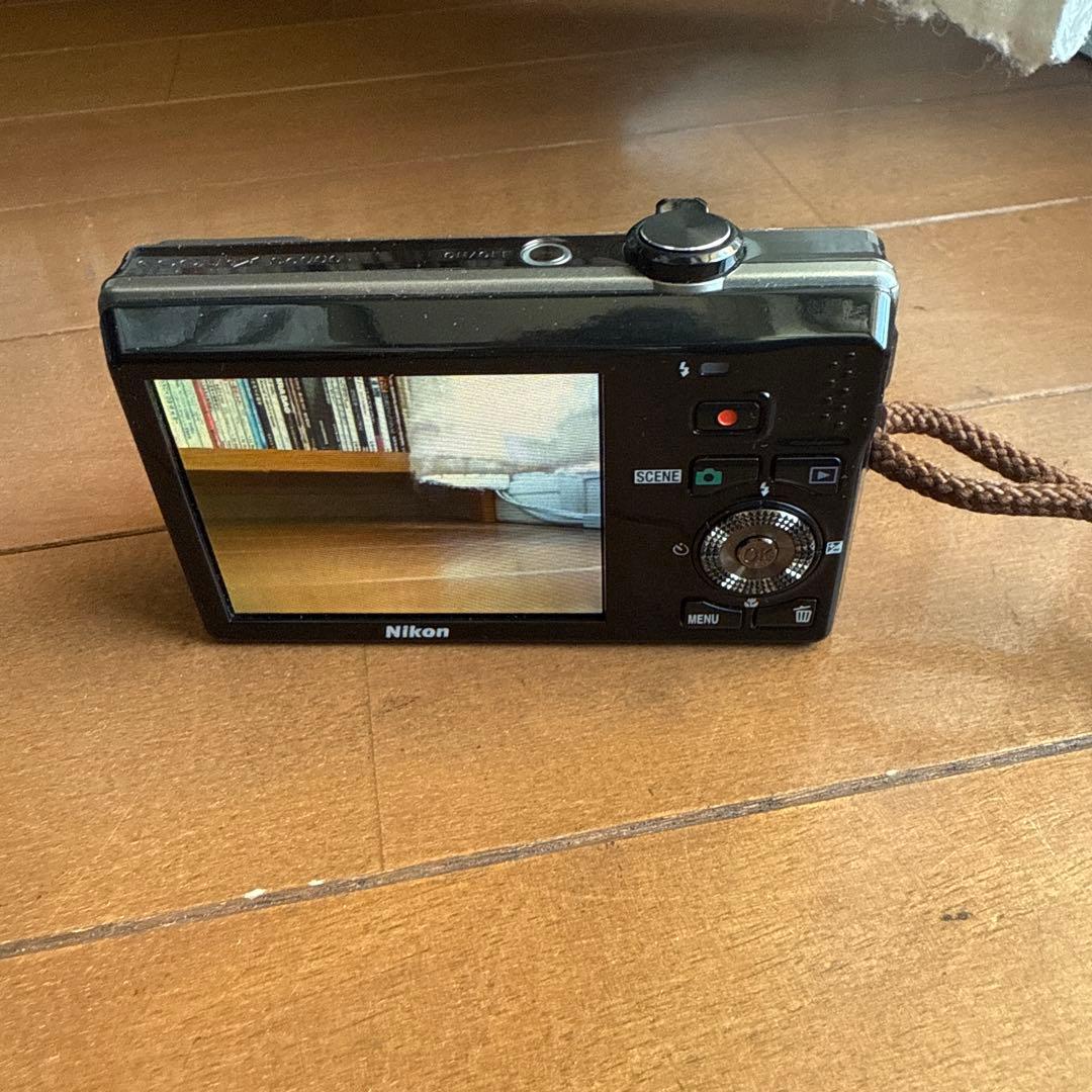 Nikon COOLPIX S6000 本体と充電器