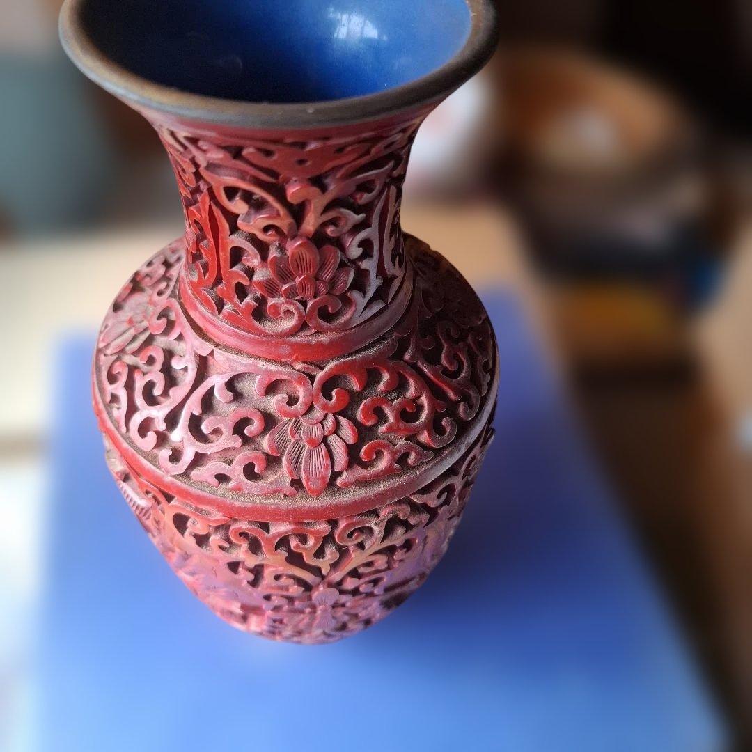 赤色彫刻花瓶 　堆朱　高さ約20cm