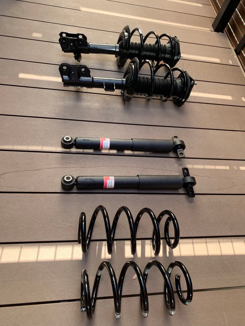 サスペンションキット（ストラット、スプリング、ショックアブソーバー）