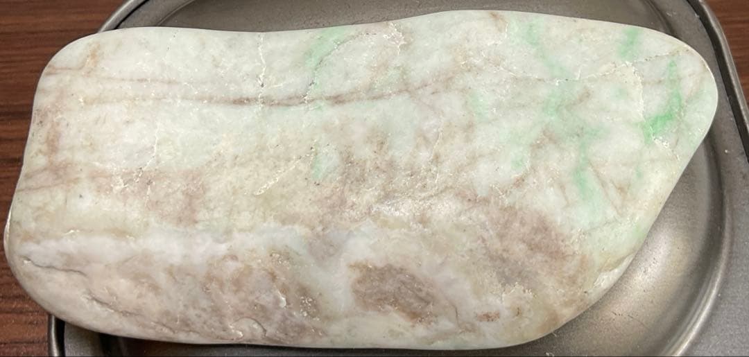 明緑色　入りコン沢翡翠280g 糸魚川　ヒスイ　ひすい