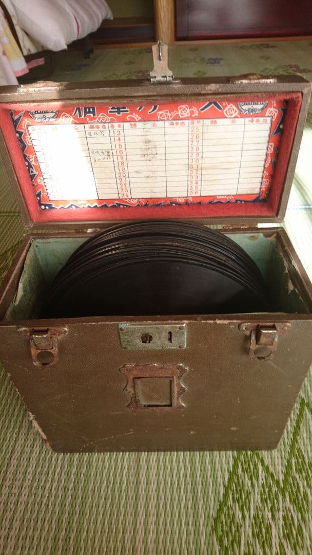 旧式レコードプレーヤーとレコード