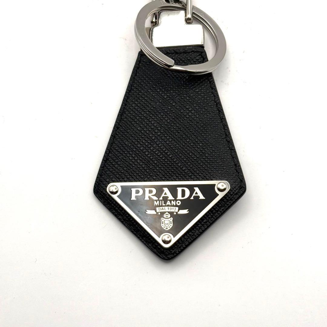 プラダ キーホルダー キーリング 三角ロゴ サフィアーノレザー ブラック 箱