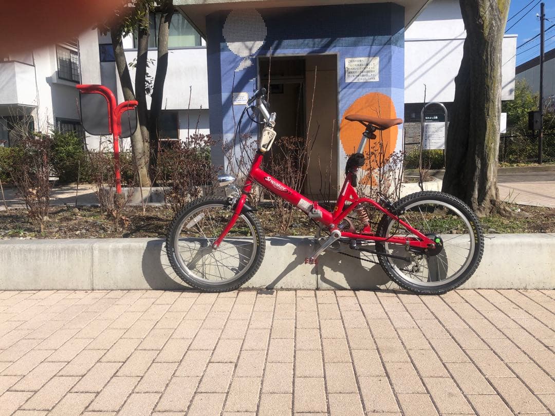 赤い折りたたみ自転車