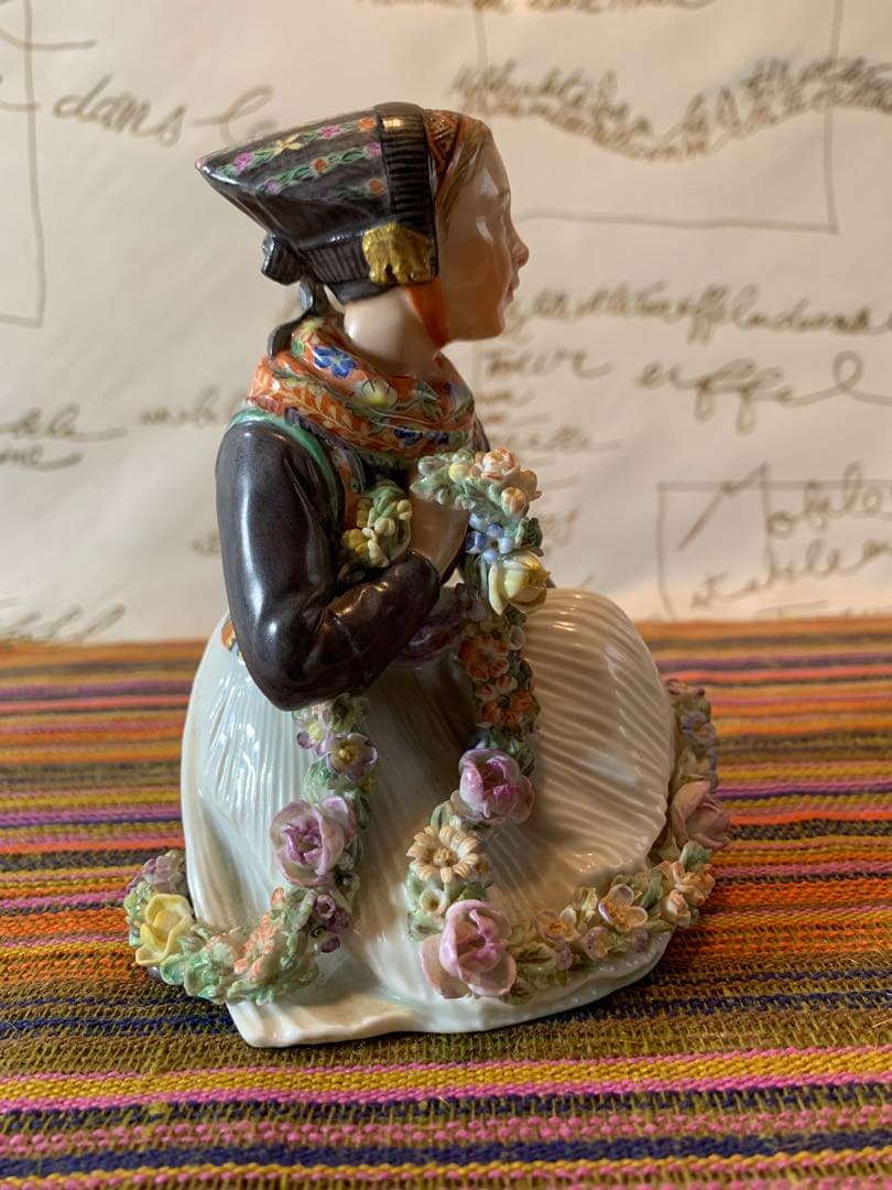 ロイヤルコペンハーゲン　アンティーク　レア民族衣装シリーズの女の子フィギュリン！