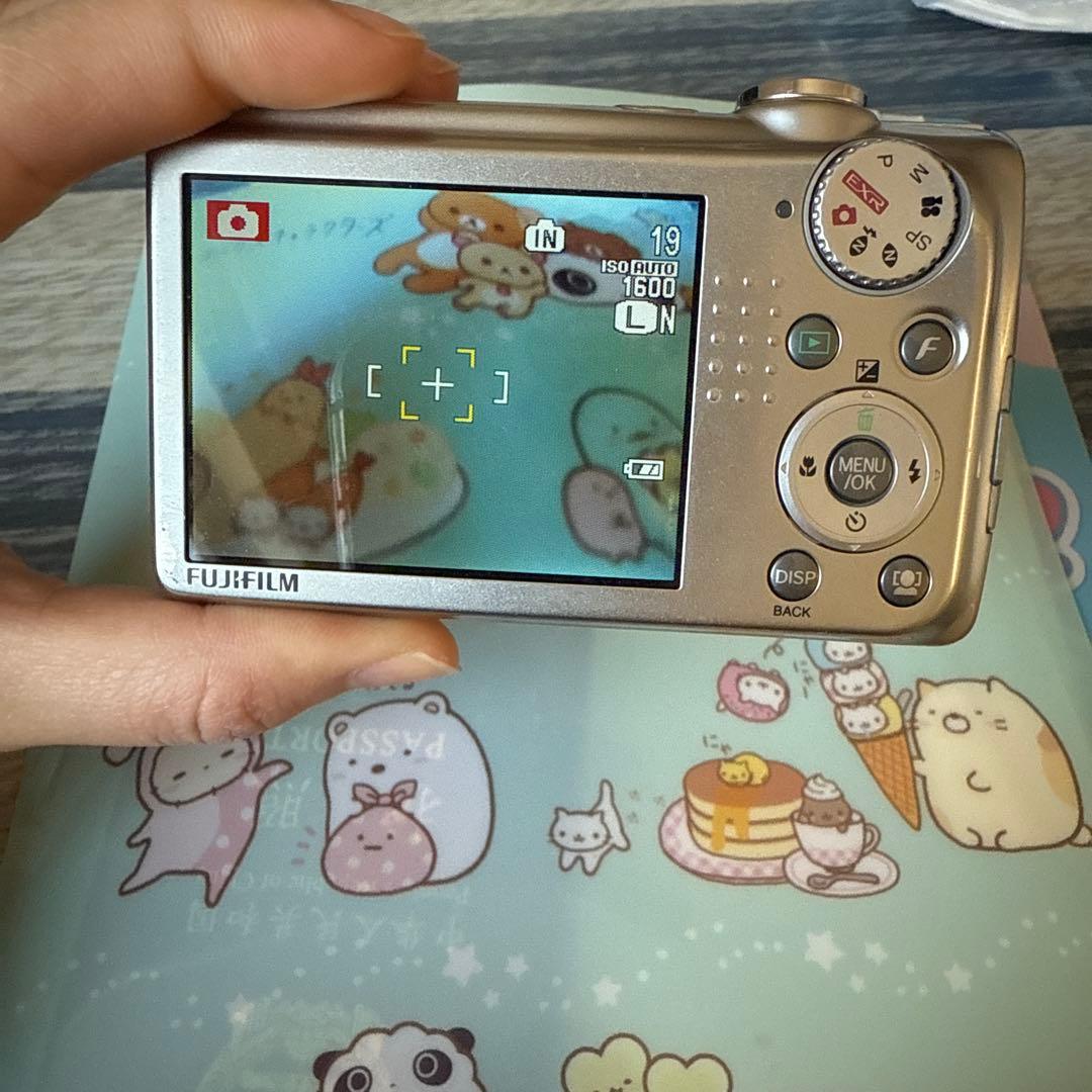 動作品　FUJIFILM FINEPIX F70EXR 富士フィルム「シルバー」