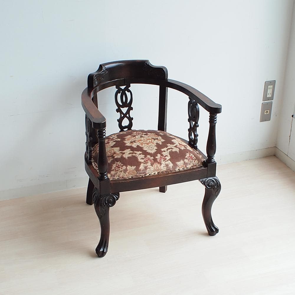 アンティーク アームチェア A 猫脚 鋲 透かし彫り 彫刻 マホガニー材