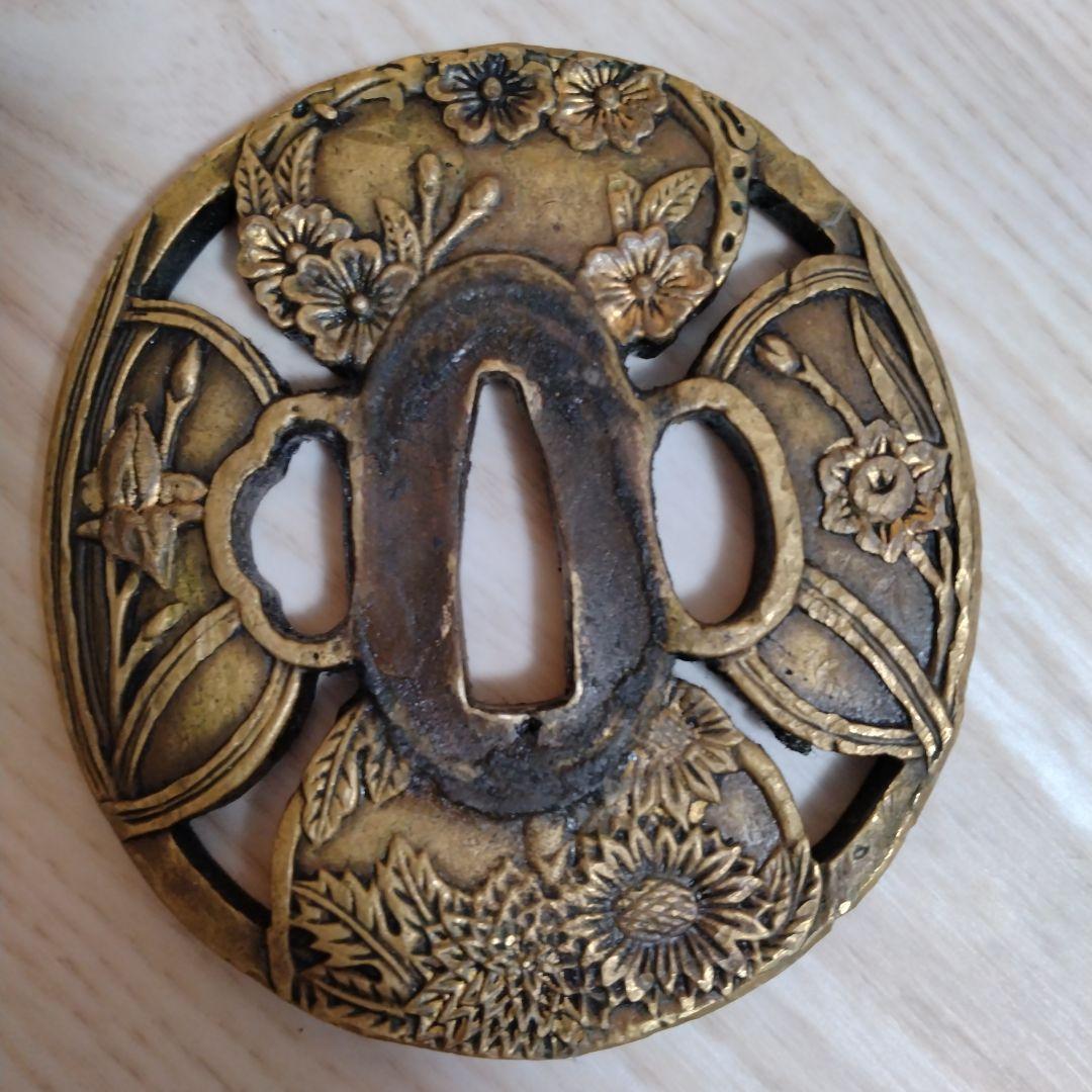 花彫刻の金属製鍔 武州住正春　銘