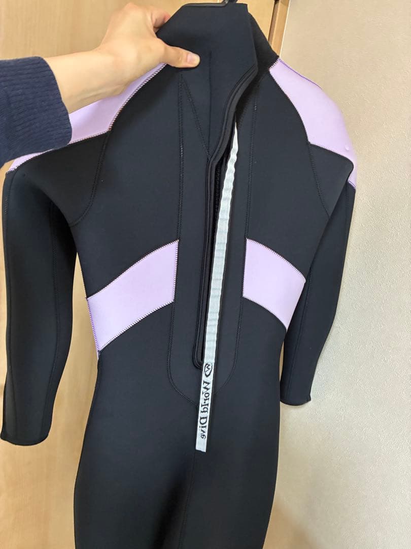 ウェットスーツ 帽子(新品)、説明書、ハンガー、保管用のカバー付き