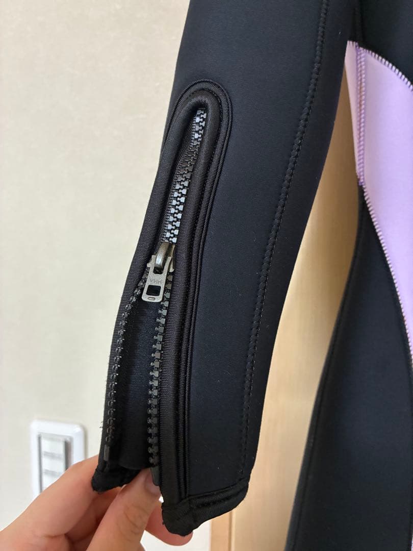 ウェットスーツ 帽子(新品)、説明書、ハンガー、保管用のカバー付き