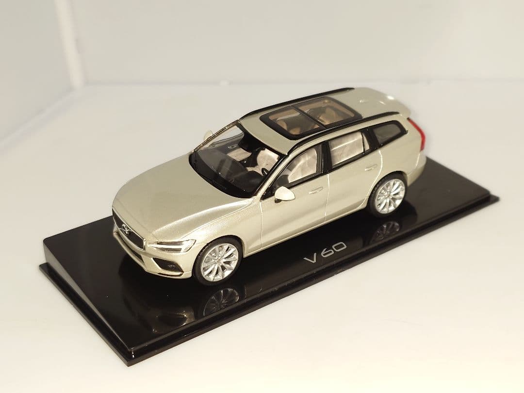 NOREV VOLVO V60 1/43 ミニカー カラーサンプル