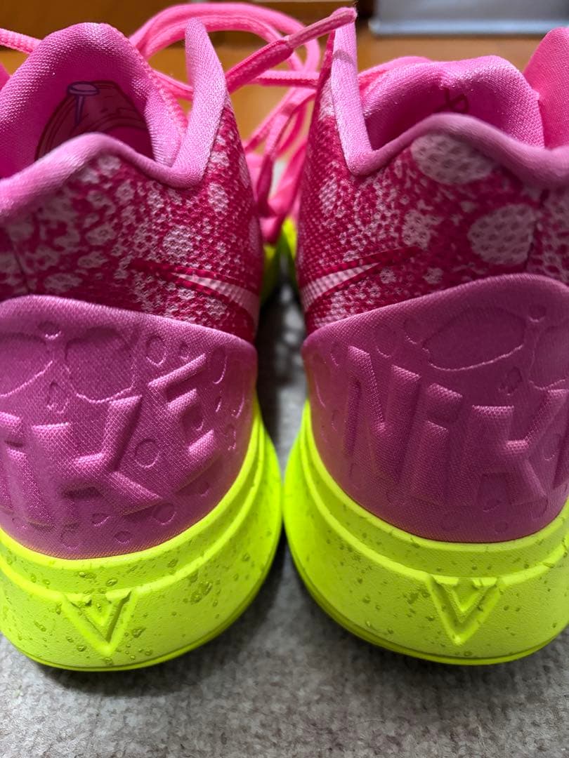 ナイキ カイリー 5 \"パトリック スター\" ロータス ピンク