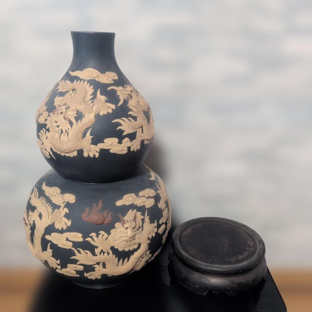 中国美術 宜興紫砂 龍浮彫 瓢箪型大壺 落款「曹燕萍制」 台座付