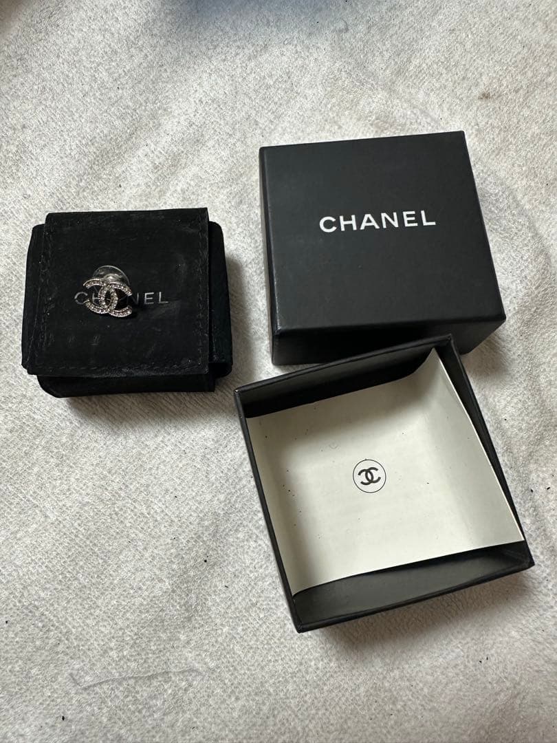 CHANEL シルバー ロゴデザイン ピアス