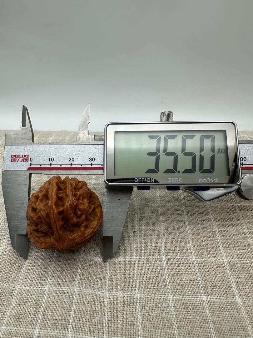 ☆天然☆ 伝統的な文玩核桃（ぶんがんくるみ）の逸品、三棱の手球ペア 35mm