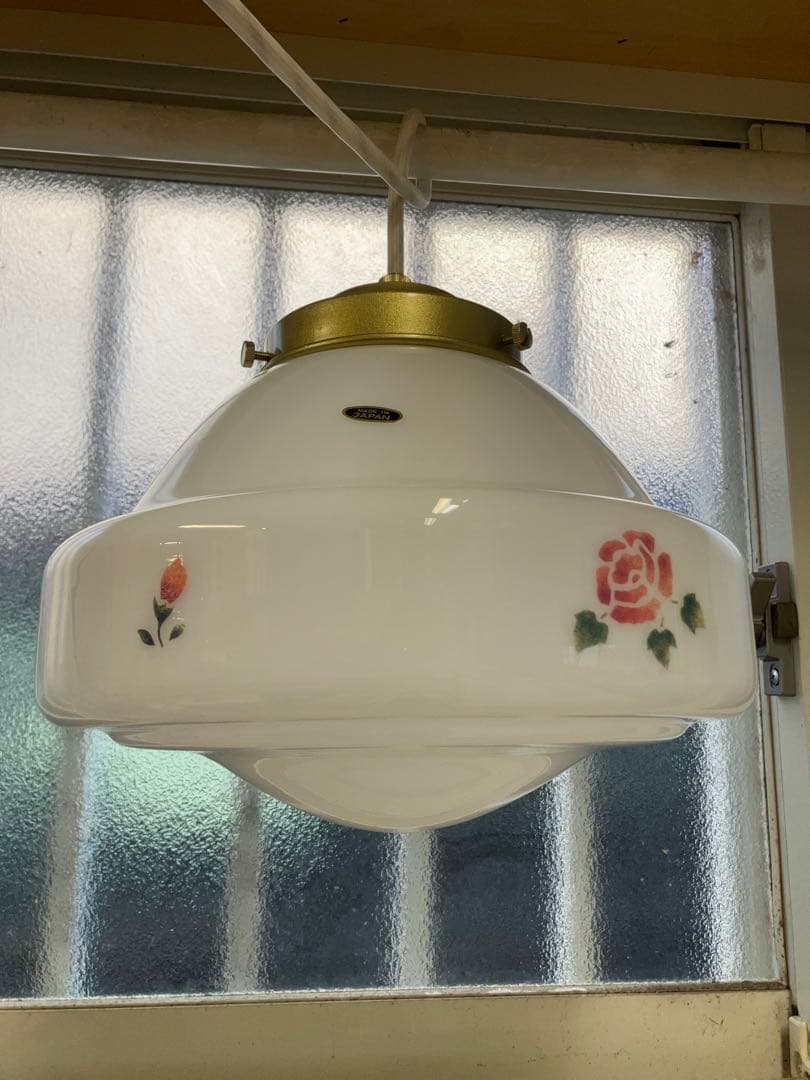 マニーローズ柄 ホワイトガラス ペンダントライトホワイトコード日本製灯具と電球付