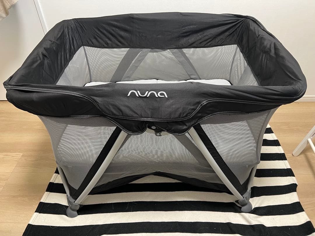 nuna ベビー折りたたみ可能ベッド
