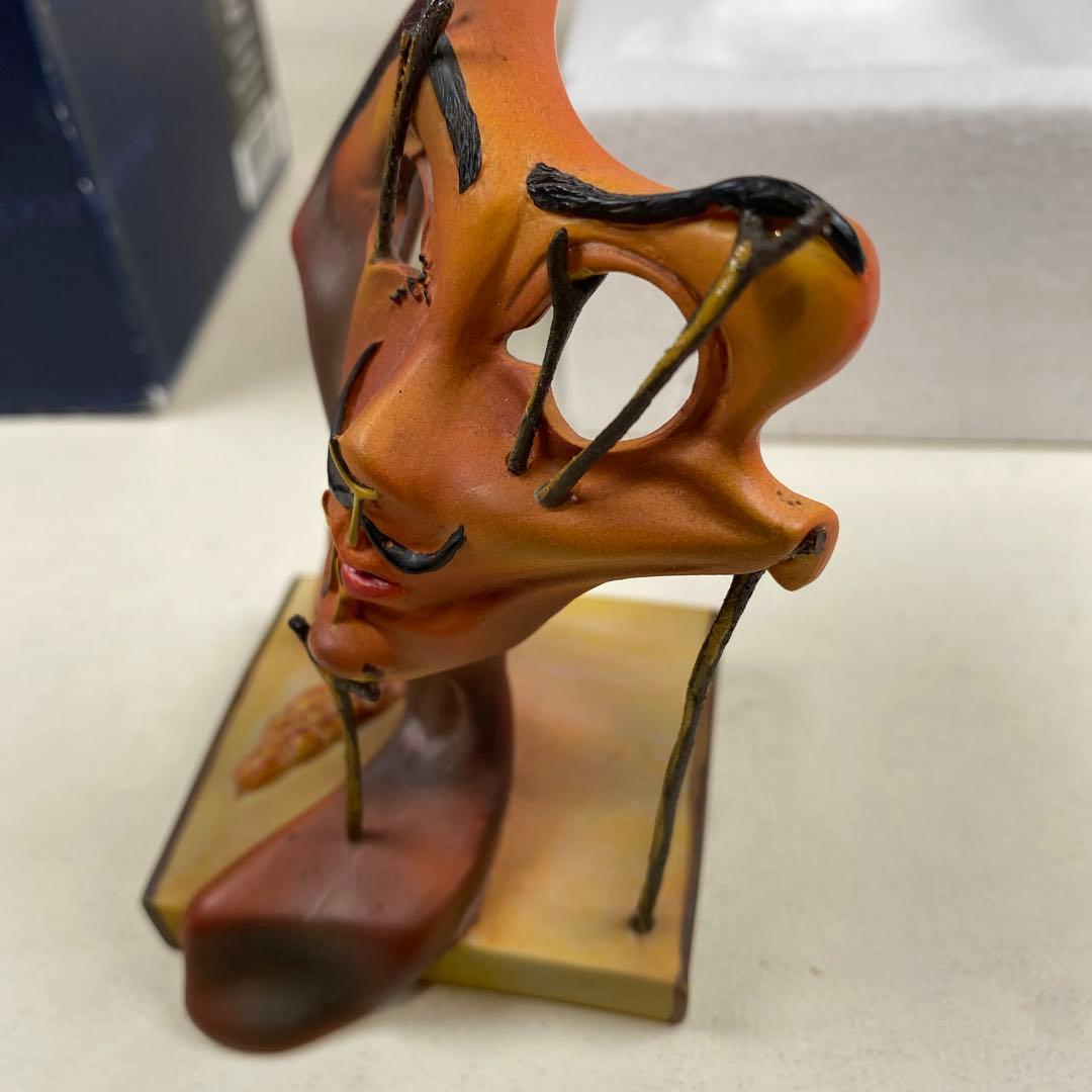 サルバドール・ダリ　焼いたベーコンのある柔らかい自画像　パラストーン