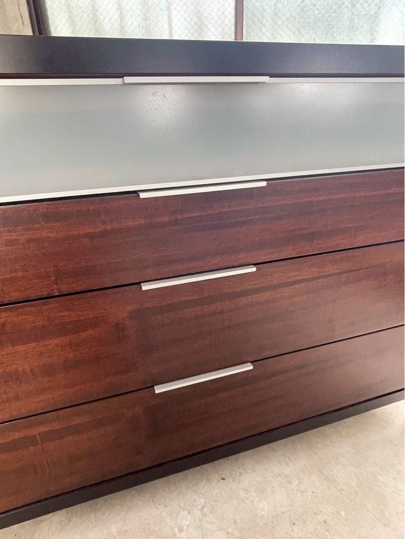 イタリア製　北欧テイスト　脚付チェスト　サイドボード