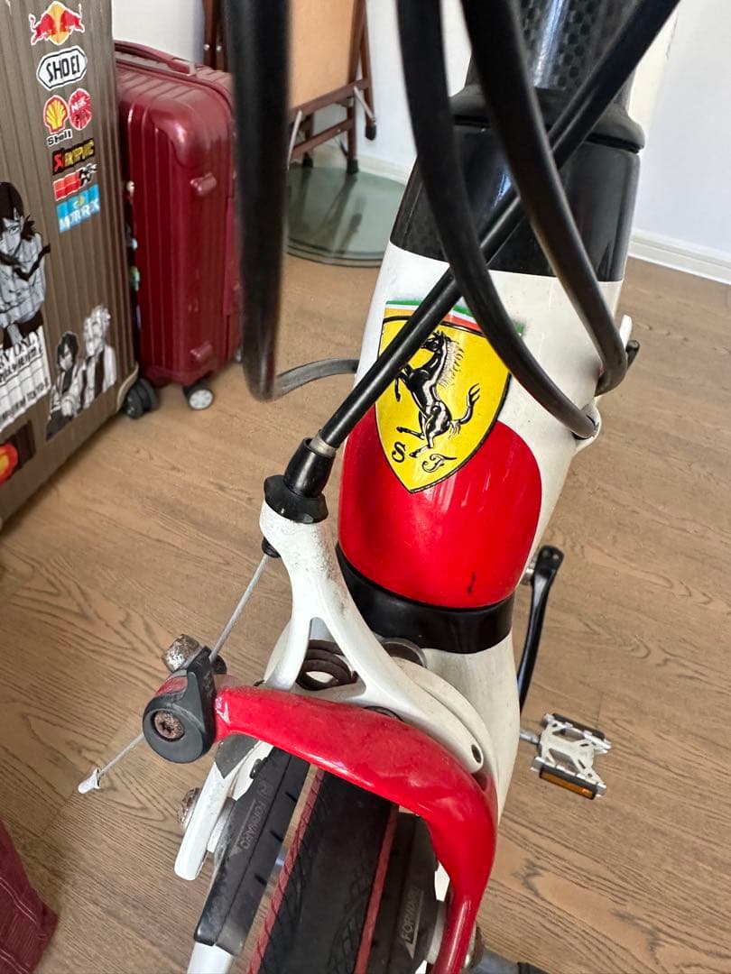 ホワイトとレッドのロードバイク