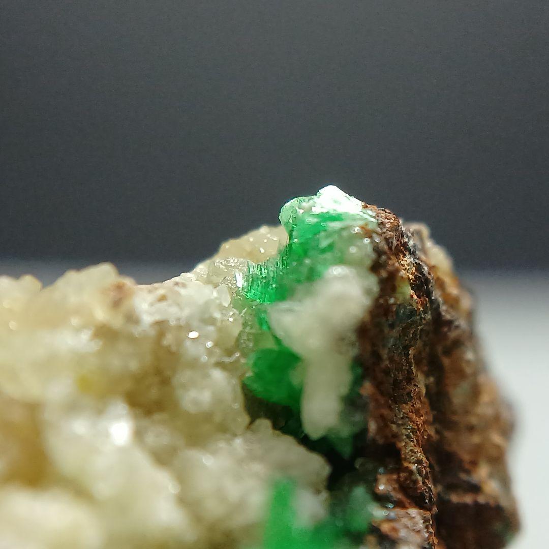 ニッケル華　原石　アナバーガイト　Annaberigite　カルサイト　鉱物標本