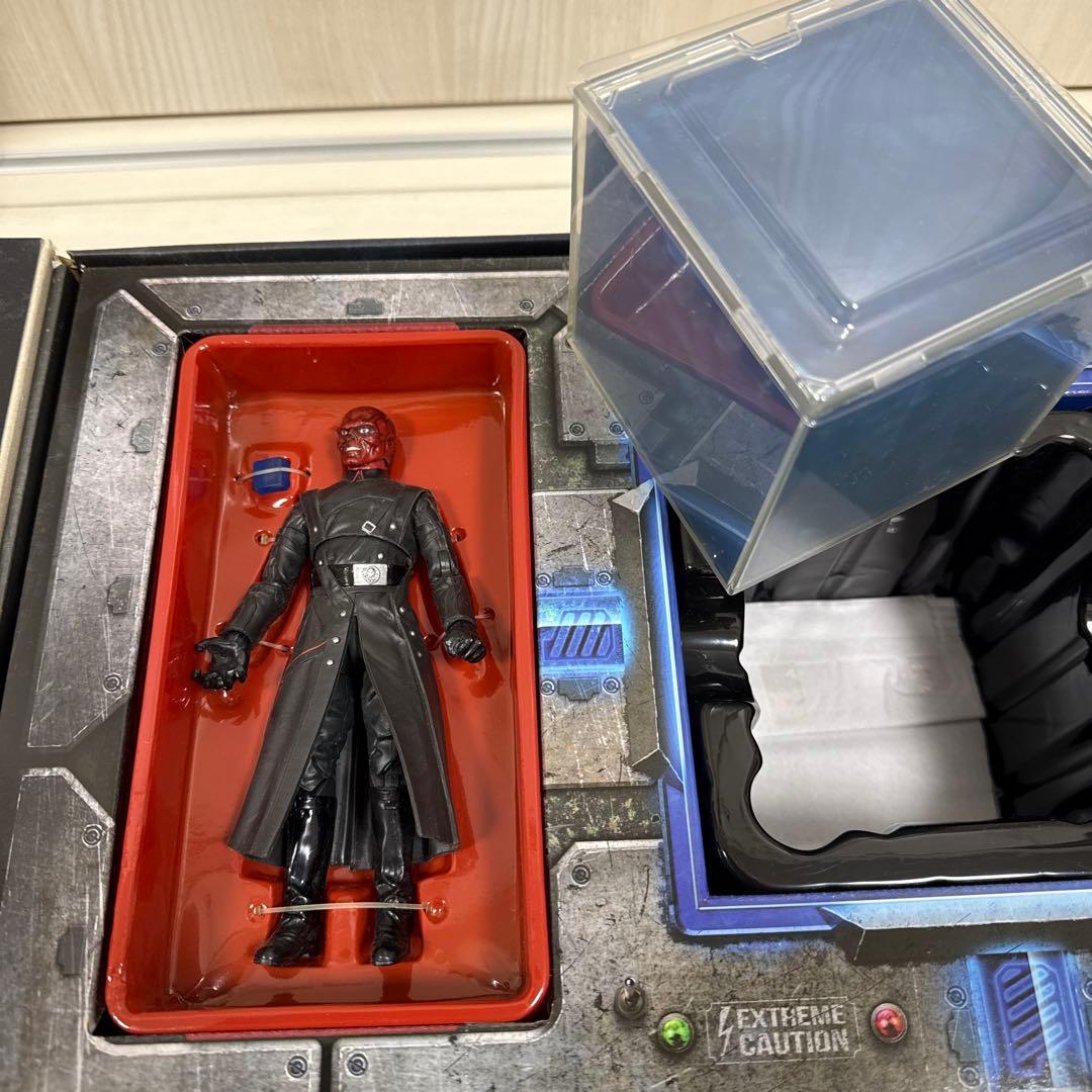 marvel レッドスカル フィギュアと4次元キューブ