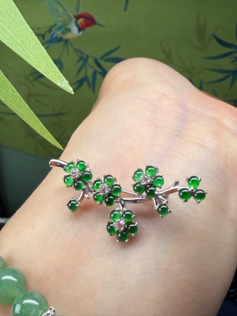 新入荷❣️天然本翡翠　ロウカン質翡翠　上品、華やかい一輪の梅枝ブローチ　鑑定書付き