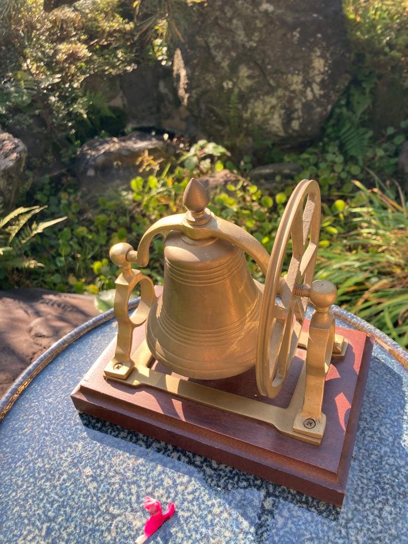 素敵なアンティーク風　真鍮製 車輪付きベル 木製台座