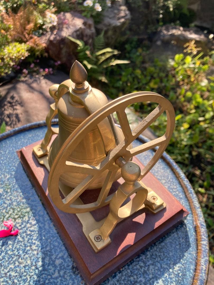 素敵なアンティーク風　真鍮製 車輪付きベル 木製台座