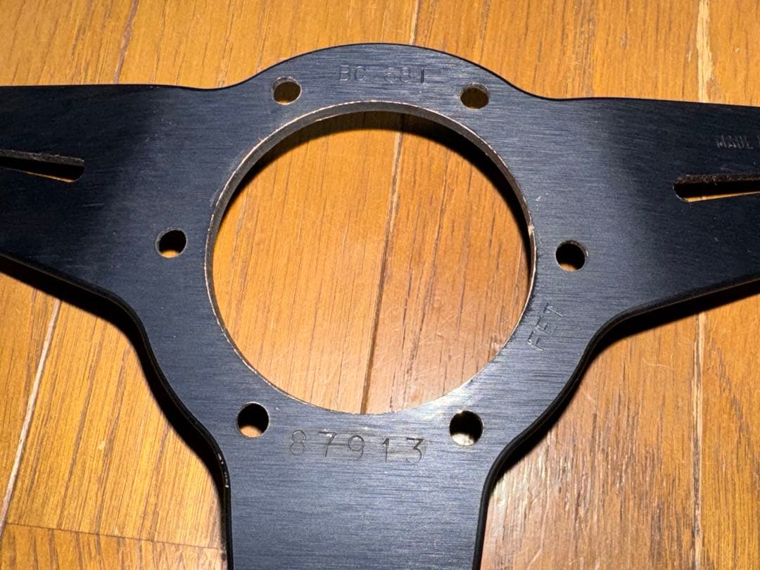 ナルディ　ステアリング33π パンチングレザー