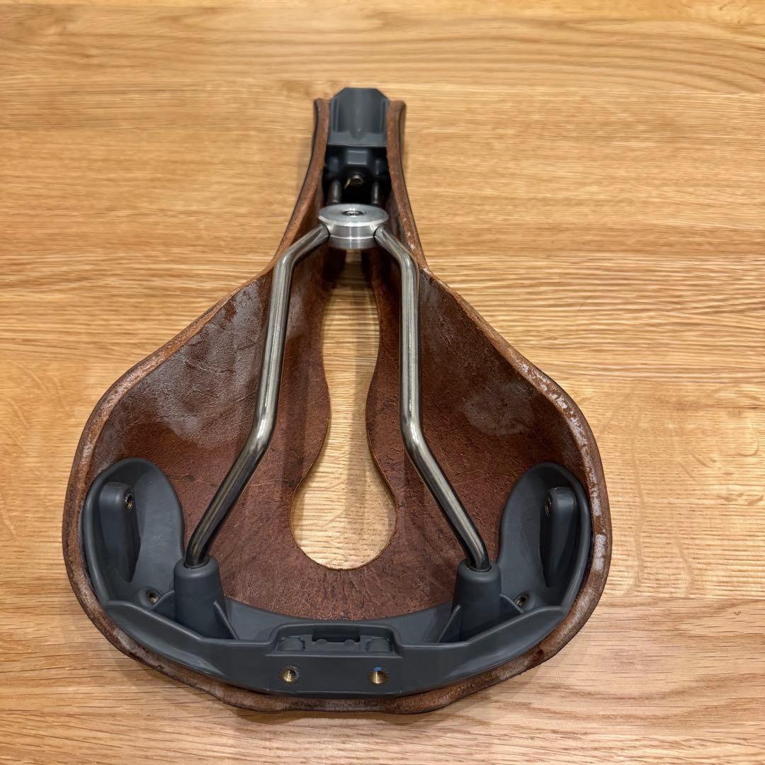 ジルベルソー レザー穴あき サドル