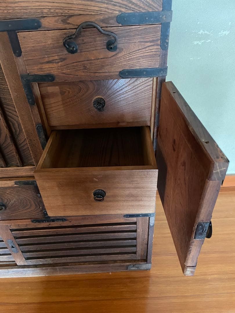 伝統的な日本の木製タンス