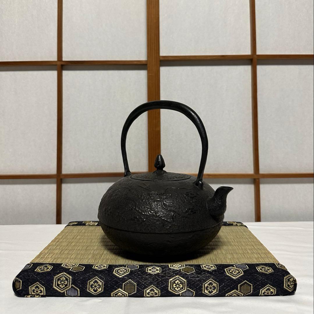 本番盛岡 薫山 南部鉄器 鉄瓶 平丸型 雲龍 1.6リットル 新品未使用品