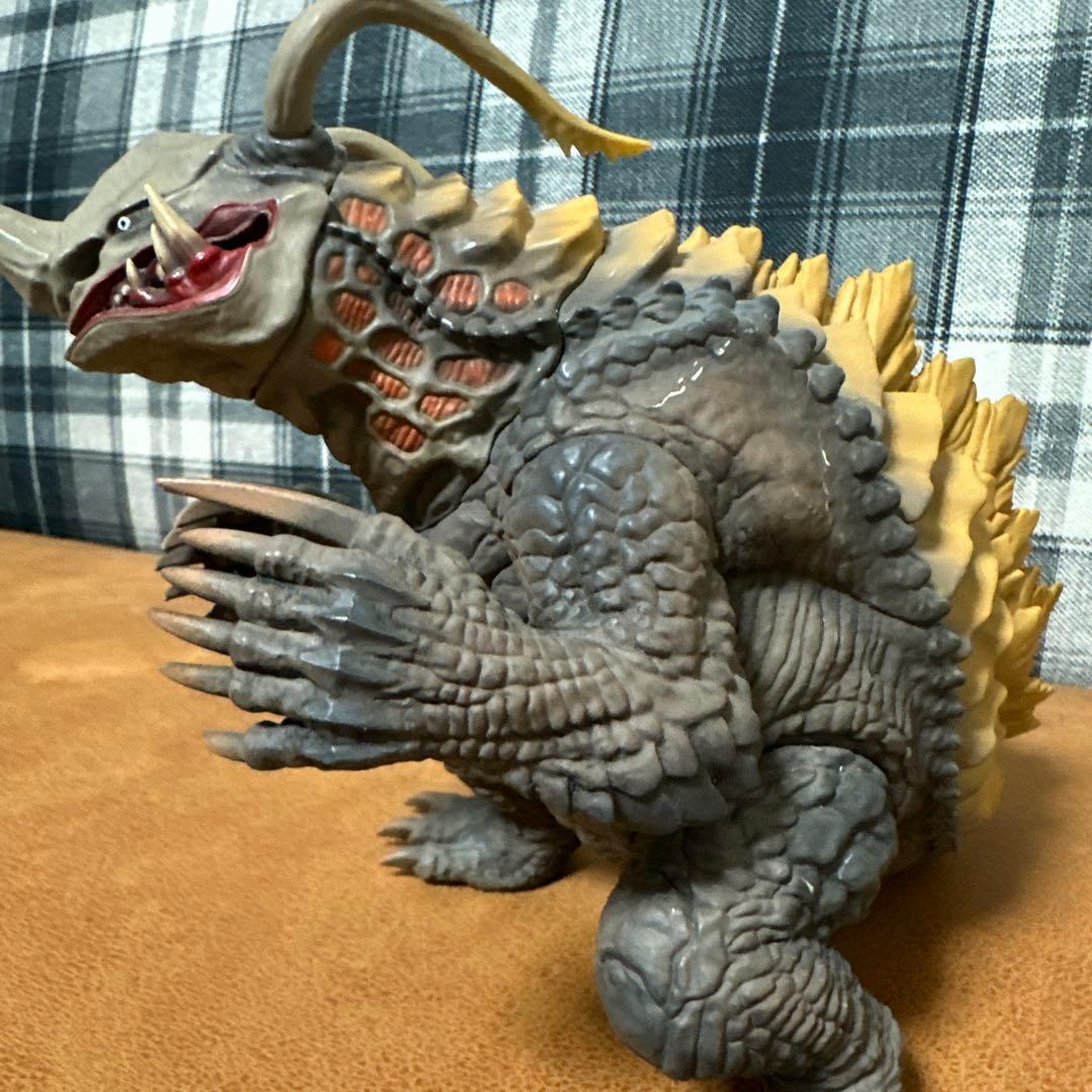 ウルトラマン ネロンガ フィギュア