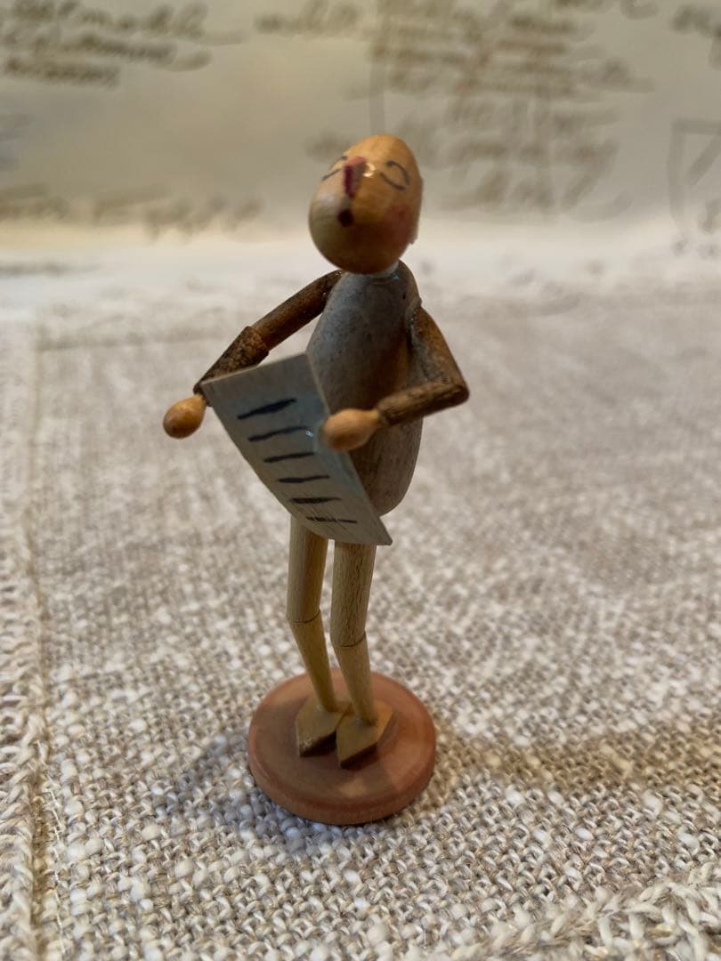 ドイツ製　木製人形　エルツ地方の珍しいユニークな文学者のお人形なんか可愛いです！