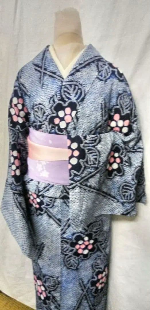 有松総絞り浴衣小紋、紺色生地に全体に花柄入