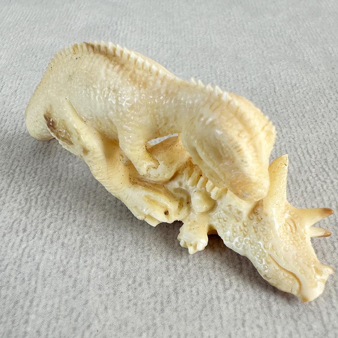根付　置根付　恐竜　彫刻　セイウチ牙製　置物　ミ10