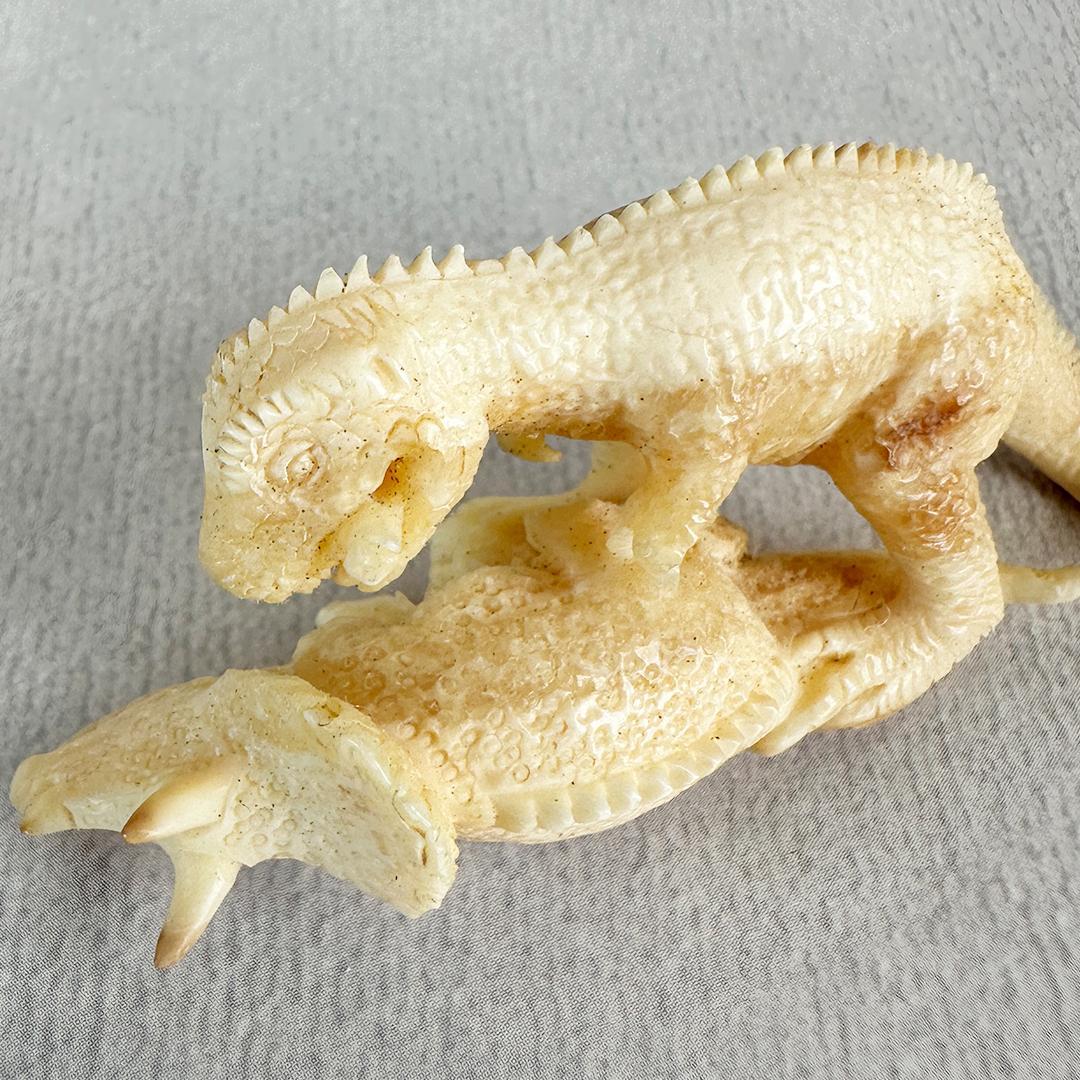 根付　置根付　恐竜　彫刻　セイウチ牙製　置物　ミ10
